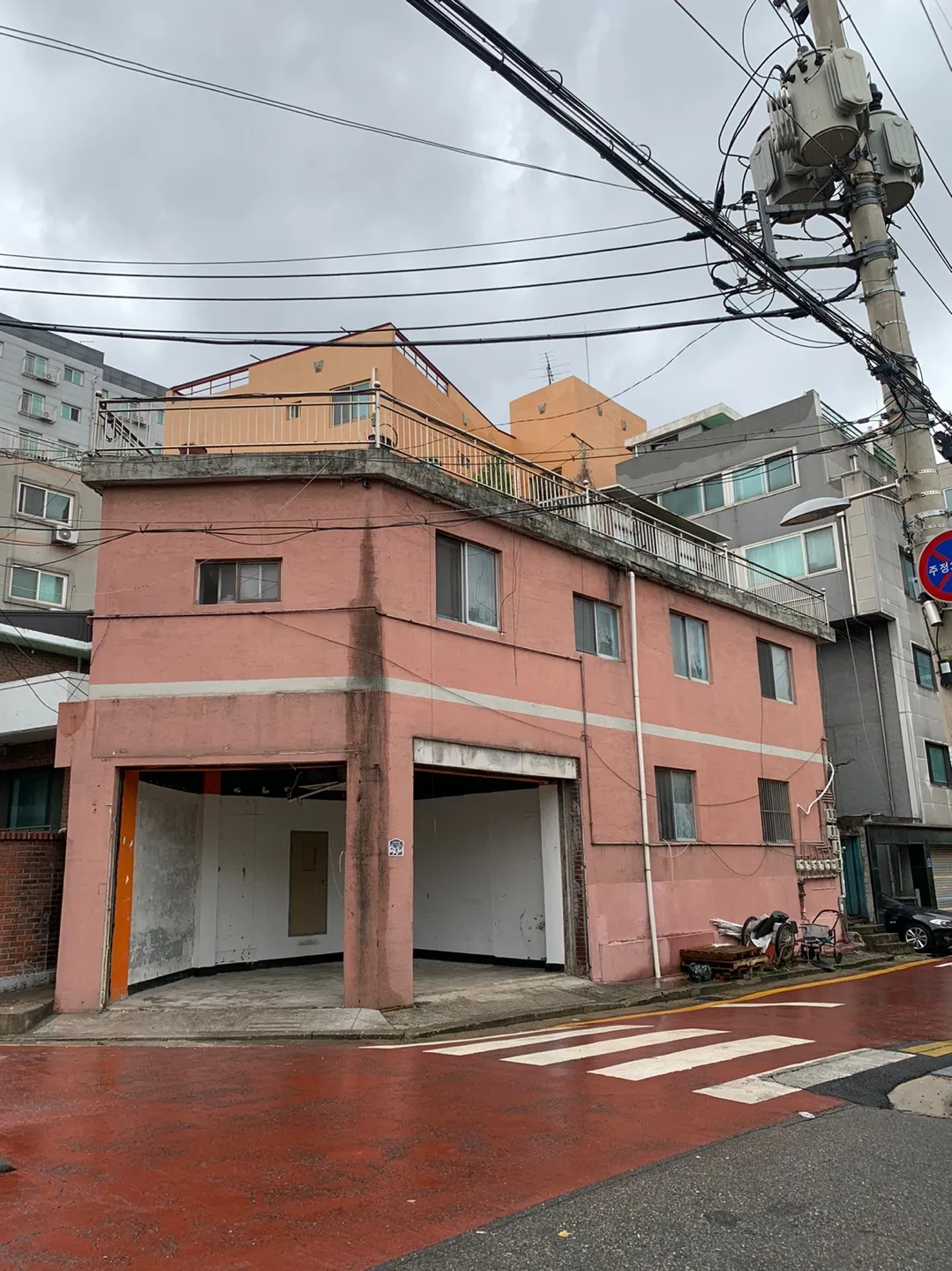 마이오운가든 공사 전 방치되어 있던 모퉁이 근생건물