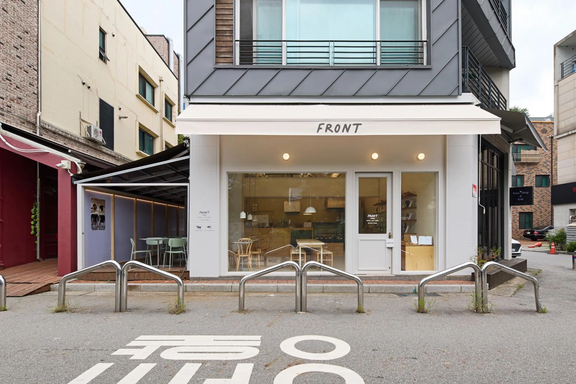 Front Pankyo FRONT 간판이 달린 흰 파사드