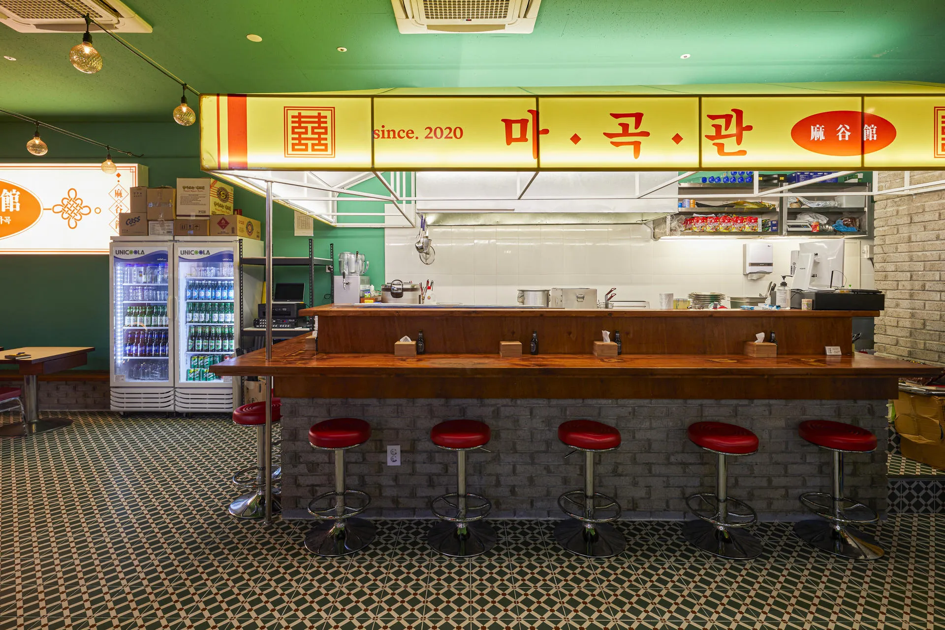 Magokguan 麻谷館 붉은 스툴이 늘어선 카운터