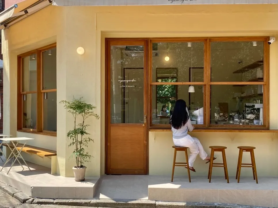 마이오운가든 창 아래 바깥 벤치에 앉은 손님