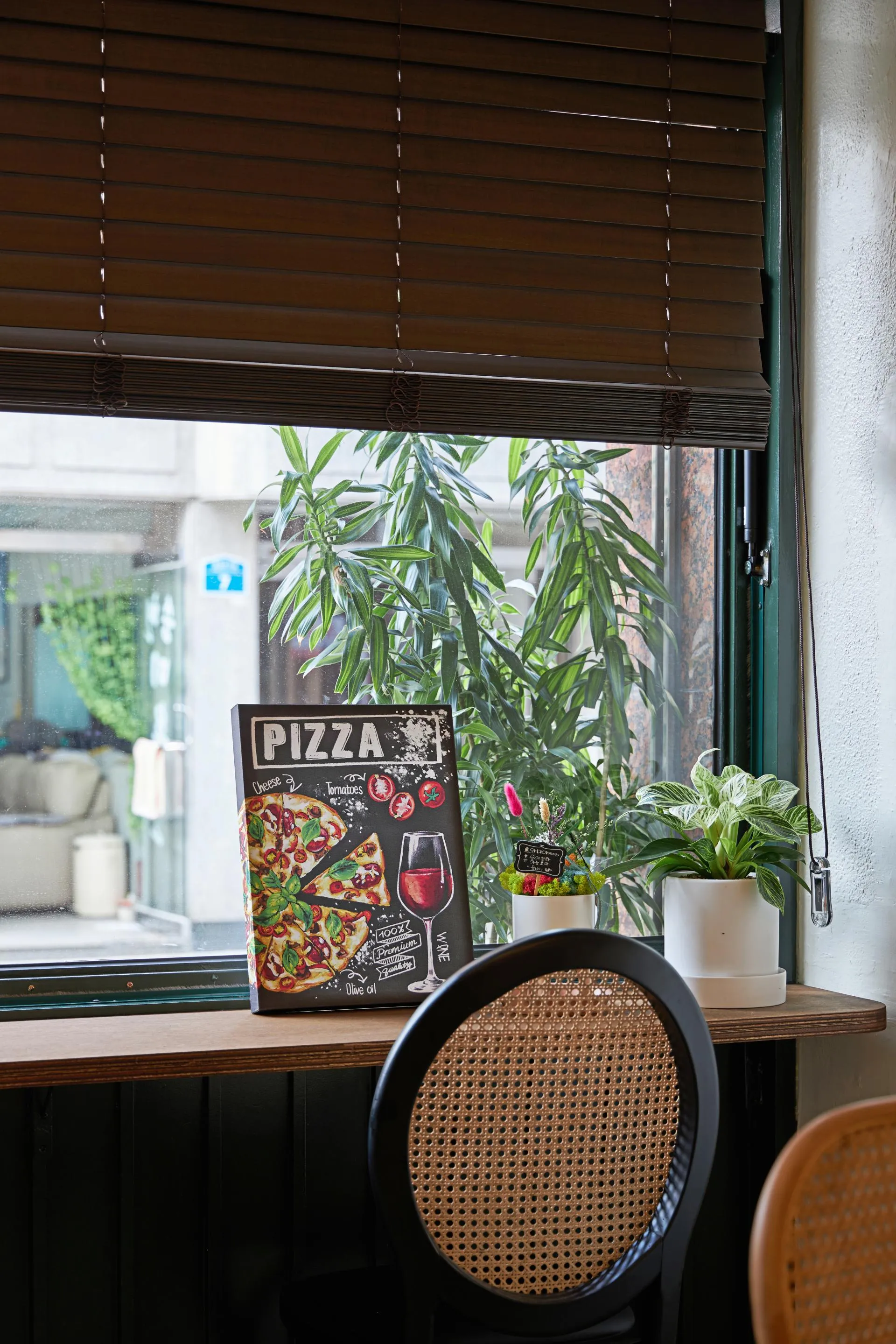 Sunny's Pizza 다이닝 인테리어 8